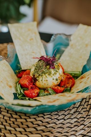 Queijo Burrata C/ Chutney de Tomate e Pesto