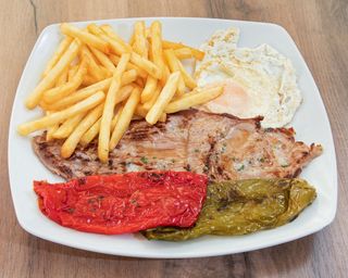 Ternera, Huevo, Pimientos Y Patatas