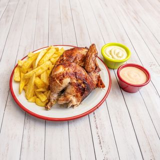 1/2 pollo a la brasa + patatas fritas + 2 salsas