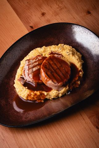 Медальйони з свинини під соусом Деміглас