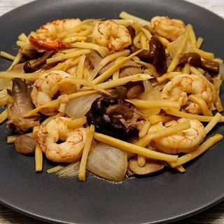 Mariscos Salteados Con Bambú & Setas Chinas