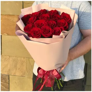 15 Голландских роз 50 см в оформлении  