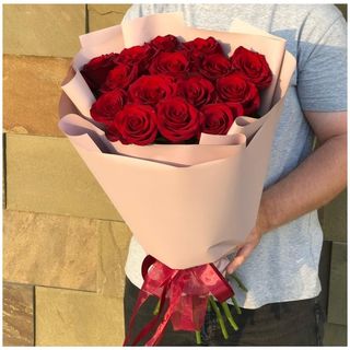 15 Голландских роз 50 см в оформлении  