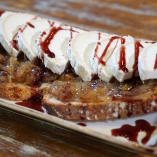 Tosta Con Queso De Cabra Y Cebolla Caramelizada