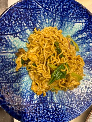 Tallarines con curry amarillo 