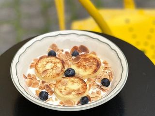 Syrnyky. Served with sweet yogurt sause. (250g)