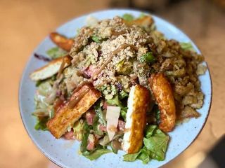 Mикс зелени салати с патладжан, запечено сирене Халуми и орехи (350г)