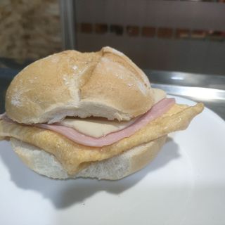 Pulga De Tortilla Francesa Con Jamón Y Queso