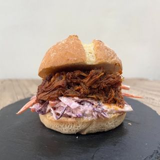 Sandwich de bbq pulled pork con patatas con bacon y cheddar