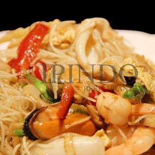 Fideos de arroz frito con marisco y curry