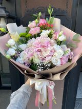 Buchet (2036)din Hortenzia roz, eustoma, frezia si verdeata decorativa