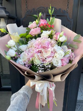 Buchet (2036)din Hortenzia roz, eustoma, frezia si verdeata decorativa