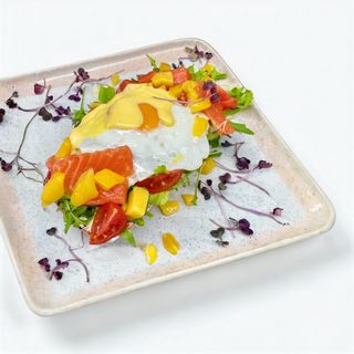 Сніданок з Лососем, манго, яйцем та соусом Голландез (330 гр)