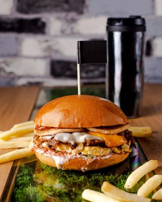 Gourmet Burger + Cartofi Prajiti