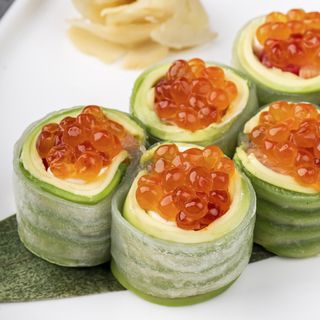 Рол без рису з лососем, тунцем та червоною ікрою