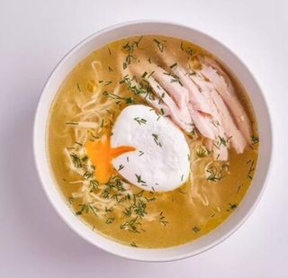 Суп лапша с ароматным маслом и яйцом пашот