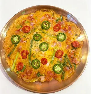 Tortita de cebollino, kimchi y bacon