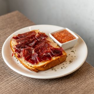 Tosta con tomate y jamón ibérico de Guijuelo