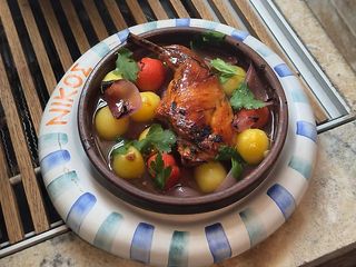 Ніжка кролика запечена в дров'яній печі з картоплею та чері (340г)