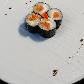 Maki de salmón con queso Filadelfia (8 pzas.)