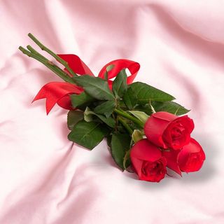 Buchet 3 Trandafiri Rosii cu Panglica