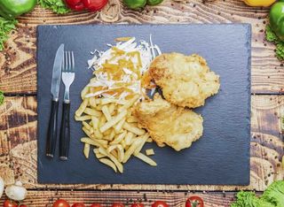 Meniu șnițel porc parizian cu cartofi pai si salată