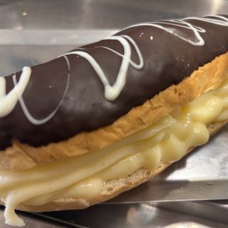 Pepito relleno de crema y cubierto de chocolate 