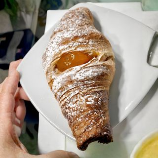 Cornetto farcito marmellata