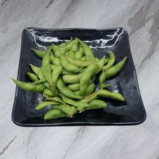 Edamame al vapor frito con salsa picante