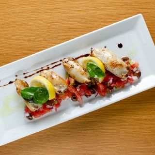 Бейби калмари върху рагу от зеленчуци