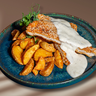 Piept de pui in crustă de susan cu sos de cașcaval