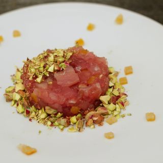 Tartare di tonno con stracciatella e granella di pistacchio