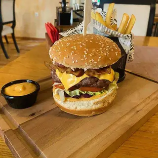 Trijumf Burger + palačinka sa kremom i plazmom