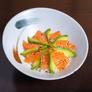 113. Chirashi con salmone e avocado
