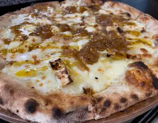 Pizza Queso De Cabra Con Crujiente De Miel