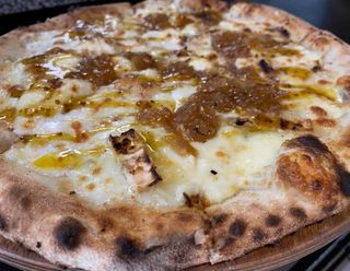 Pizza Queso De Cabra Con Crujiente De Miel