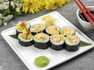 Футомакі з креветкою і манго