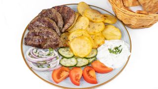 Bifteki de vită la farfurie