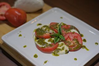 Salade Tomate Mozzarella Sauce Pesto
