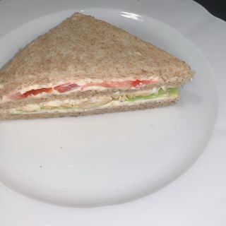 Sandwich de pollo pan de molde integral