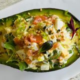 Aguacate a la parrilla relleno de tartar de salmon