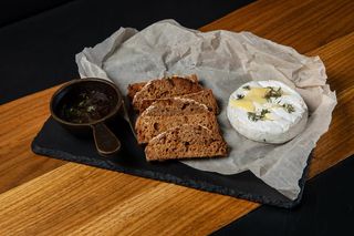 Камамбер на грилі з трюфельним медом та грінками