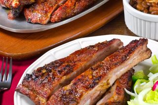 Свински ребра на скара със задушени картофи и пикантен сос