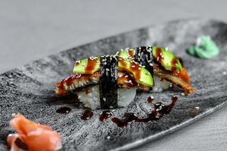 Anguila Con Aguacate  Y Sésamo