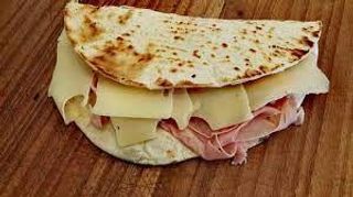 Piadina con prosciutto cotto e fontina