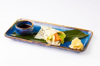 Temaki cu somon, pak choy, wasabi 