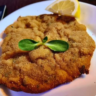 Milanesa clásica con Patatas Frita Pollo o carne -  Schnitzel  o Empanado