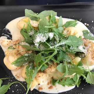 Pasta casera rellena de pera y queso en salsa taleggio