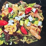 Зелена салата с пушена сьомга и синьо сирене (250г.)