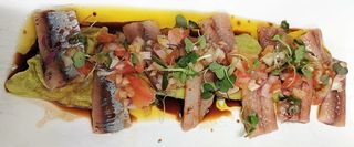 Sardina ahumada con guacamole y vinagreta de tomate y soja